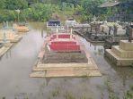 ratusan-makam-di-blok-curug-indramayu-terendam-banjir.jpg