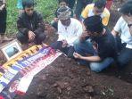 ratusan-orang-ikut-mengantarkan-jenazah-ronaldikin.jpg