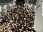 ratusan-orang-masuk-di-dalam-satu-pesawat-saat-ribuan-warga-afghanistan-b.jpg