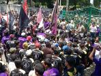 ratusan-ormas-kepung-komplek-bupati-bogor_20160913_155438.jpg