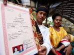ratusan-pasangan-nikah-massal-di-gereja-santo-simon-petrus-sulse_20151122_191818.jpg