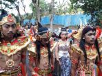 ratusan-penari-tradisional-mengikuti-kirab-budaya_20180708_190017.jpg