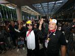 ratusan-pendukung-ganjar-mahfud-mengekan-kostum-penguin-di-lokasi-debat-cawapres-jcc.jpg