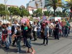 ratusan-pengemudi-grabcar-berunjuk-rasa-di-depan-gedung-maspion-plaza_20170704_121819.jpg