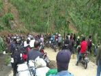 ratusan-pengendara-di-jalan-poros-mamasa-mamuju-terjebak-longsor_20181015_131829.jpg