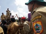 ratusan-perangkat-desa-demo-di-depan-istana_20150527_173959.jpg