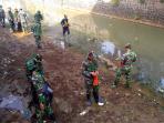 ratusan-personel-kodim-0618bs-punguti-sampah-menyusuri-sungai-cidurian_1_20160805_100122.jpg