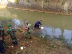 ratusan-personel-kodim-0618bs-punguti-sampah-menyusuri-sungai-cidurian_20160805_100044.jpg