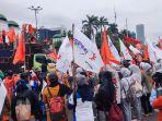 ratusan-peserta-dari-partai-buruh-sampaikan-aspirasi-di-depan-gedung-dpr-rabu-832023.jpg