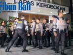 ratusan-polisi-amankan-pemindahan-duo-bali-nine-dari-lapas-menuju-bandara_20150304_212834.jpg