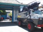 ratusan-polisi-kepung-keraton-solo-baracuda-hingga-truk-brimob-disiagakan_20170415_210336.jpg