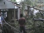 ratusan-rumah-rusak-dihantam-puting-beliung_20161013_110221.jpg