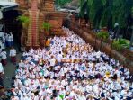 ratusan-santri-memadati-kompleks-masjid-menara-kudus_20180508_211231.jpg