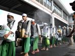 ratusan-santri-ponpes-sidogiri-pulang-dan-disterilisasi_20200402_194840.jpg