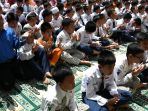 ratusan-siswa-sd-muhammadiyah-6-gadung-gelar-sholat-istisqo_20191022_175710.jpg