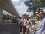 ratusan-taksi-bandara-mogok-tarik-penumpang-menuntut-tidak-beroperasi-taksi-online_20170605_122339.jpg