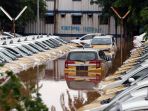 ratusan-taxi-express-terendam-di-poolnya-akibat-banjir_20200101_212628.jpg