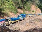 ratusan-truk-terjebak-di-jalan-trans-papua.jpg