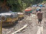 ratusan-truk-terjebak-di-ruas-jalan-trans-papua.jpg