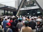 ratusan-umat-muslim-berselawat-di-areal-eks-holywings-bogor.jpg