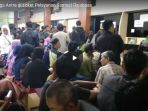 ratusan-warga-antre-di-loket-pelayanan-samsat-rajabasa_20171231_135118.jpg