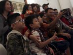 ratusan-warga-antri-untuk-foto-bersama-ahok_20170428_124309.jpg