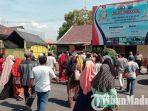 ratusan-warga-desa-branta-pesisir-tlanakan-pamekasan-madura-menggeruduk-markas-polres-pamekasan.jpg