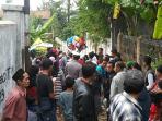 ratusan-warga-memadati-pemakaman-rani-andriani-terpidana-mati_20150118_111247.jpg