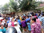 ratusan-warga-padati-olah-tkp_20151010_225852.jpg