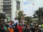 ratusan-warga-semen-gresik-pabrik-tuban-berunjuk-rasa_20180207_113242.jpg