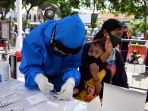 ratusan-warga-surabaya-ikuti-rapid-test-dan-swab-test-massal_20200530_080640.jpg
