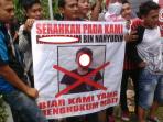 ratusan-warga-tetangga-enno-farihah-berkumpul_20160607_125241.jpg