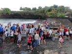 ratusan-wisman-saat-berkunjung-ke-wisata-tanah-lot-bali_20150805_143231.jpg