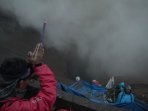 rayakan-yadnya-kasada-di-tengah-amukan-bromo_20160721_191852.jpg