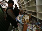 razia-dvd-bajakan-di-pasar-glodok_20150624_212828.jpg