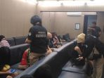 razia-narkoba-oleh-petugas-ditres-narkoba-poldda-jateng-di-tempat-karaoke-di-solo_20181018_144359.jpg