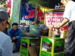 razia-petugas-ke-pedagang-otak-otak-mengandung-boraks_20160619_073733.jpg