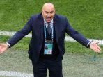 reaksi-pelatih-rusia-stanislav-cherchesov-dari-pinggir-lapangan-saat-lawan-finlandia-di-euro-2020.jpg