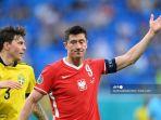 reaksi-pemain-polandia-robert-lewandowski-saat-lawan-swedia.jpg