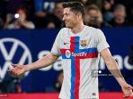 reaksi-penyerang-barcelona-robert-lewandowski-saat-ia-dikeluarkan-dari-lapangan.jpg