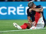 reaksi-penyerang-prancis-olivier-giroud-setelah-mengalami-cedera.jpg