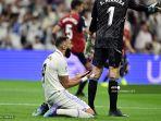 reaksi-penyerang-real-madrid-karim-benzema-setelah-dilanggar-pemain-osasuna.jpg