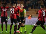 reaksi-protes-pemain-ac-milan.jpg
