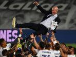 real-madrid-juara-pemain-selebrasi-bersama-pelatih-zinedine-zidane.jpg