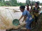 rebutan-ikan111.jpg