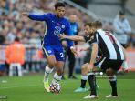 reece-james-kiri-mengontrol-bola-selama-pertandingan-sepak-bola-liga-inggris.jpg