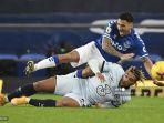 reece-james-melakukan-pelanggaran-terhadap-gelandang-everton-allan.jpg