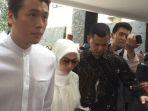 reino-barrack-dan-syahrini-saat-tiba-di-masjid-az-zikra.jpg