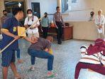 reka-adegan-pesilat-cilik-tewas-dilakukan-di-joglo-polres-sukoharjo-selasa-892020.jpg