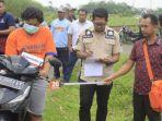 reka-ulang-kasus-pembuangan-bayi-di-kecamatan-kepung-kediri.jpg